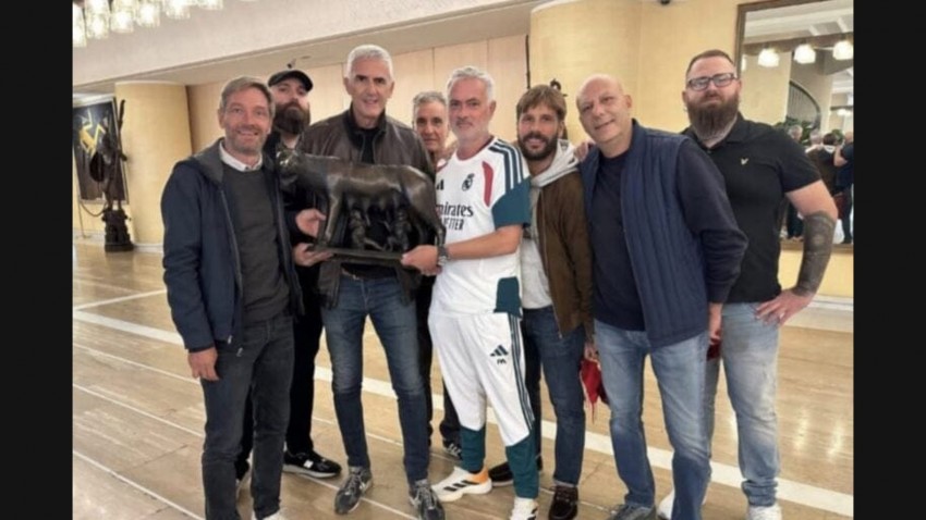 Curva Sud Roma Beri Hadiah Serigala Betina Perunggu Kepada Mourinho