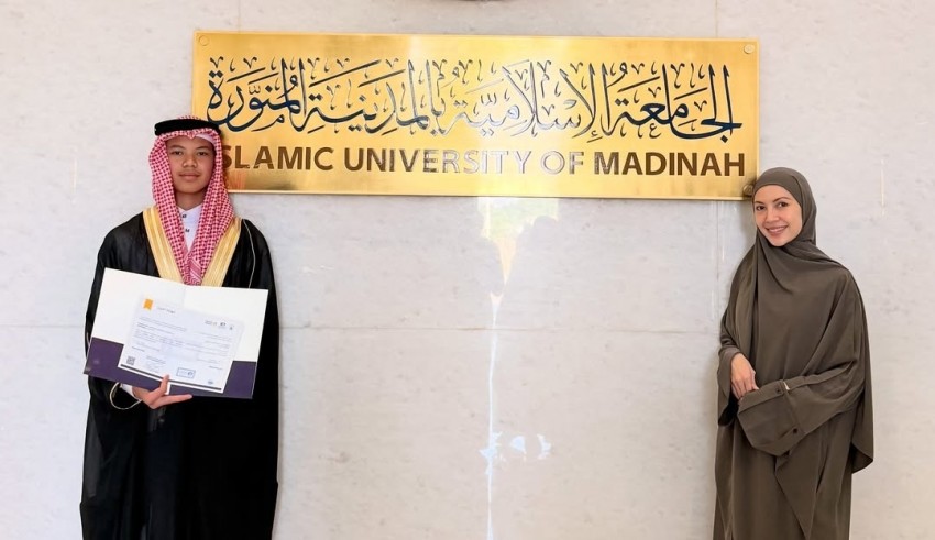 Masya Allah, Putra Sulung Ratna Galih Wisuda dari Universitas Islam Madinah