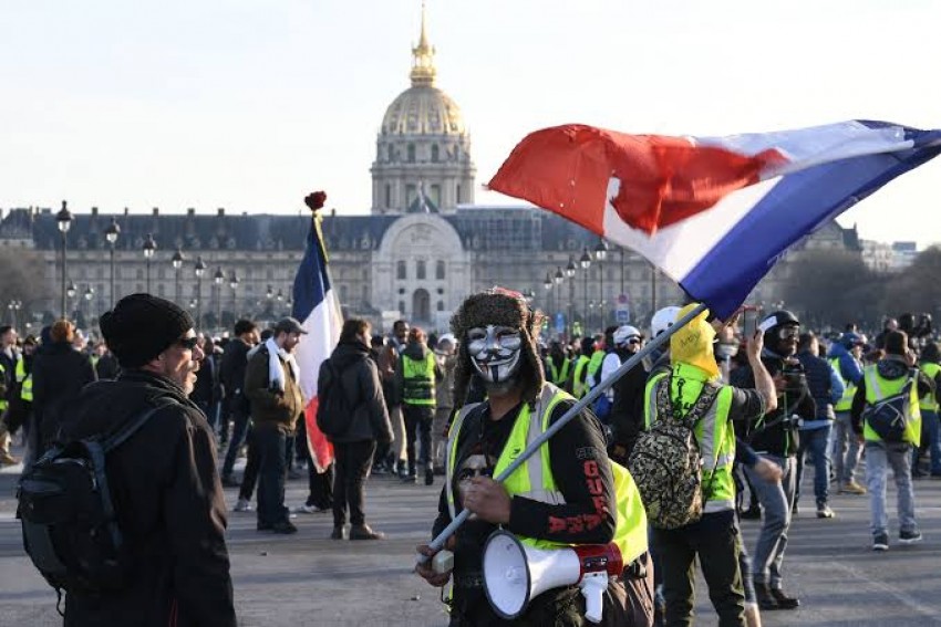 Prancis Rusuh, Presiden Macron Serukan Tetap Tenang Sementara 2.400 Orang Ditahan