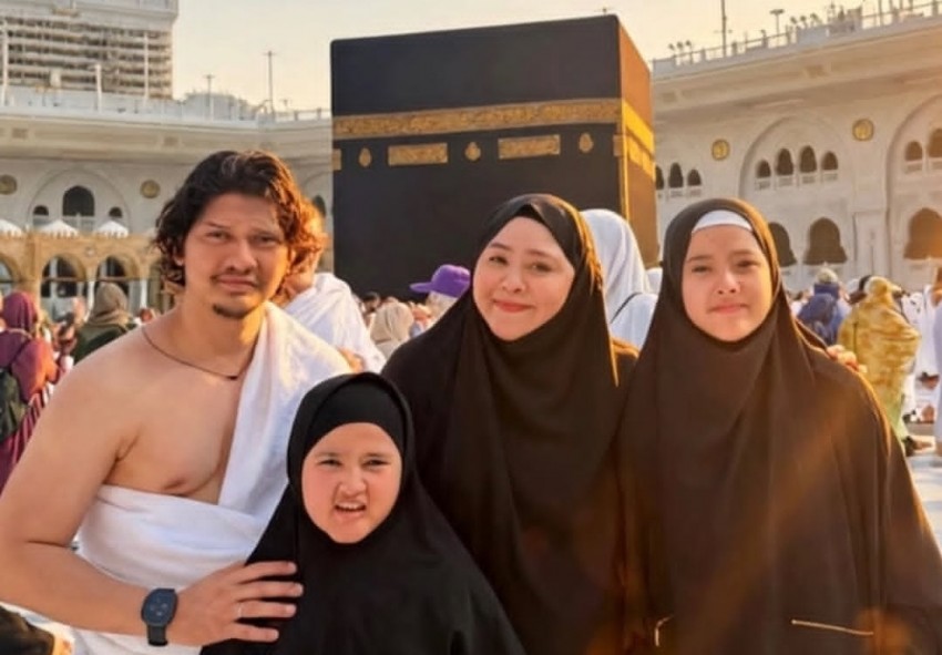 Iko Uwais dan Audy Item Umrah Bareng Anak dan Keluarga Besar