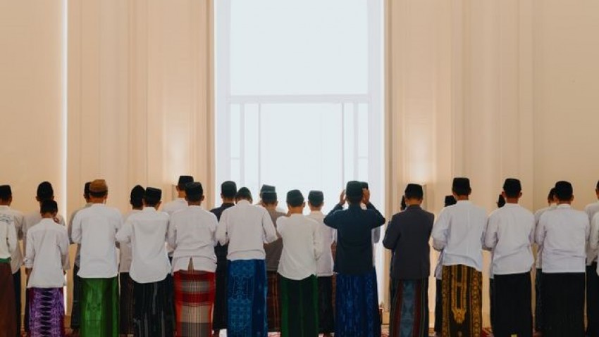 Kerap Disebut Kampungan, Sarung dan Peci Justru Jadi Identitas Bangsa