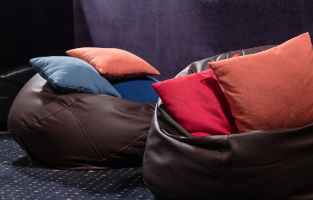 Penataan Ruang Tamu Tanpa Sofa juga Asyik dan Kreatif