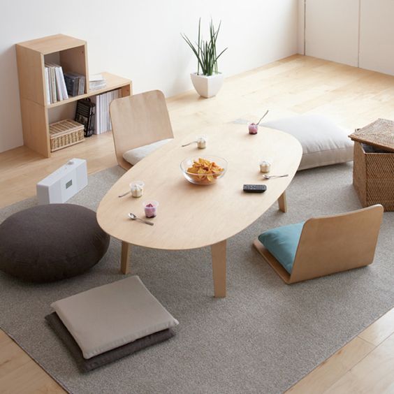 Penataan Ruang Tamu Tanpa Sofa juga Asyik dan Kreatif