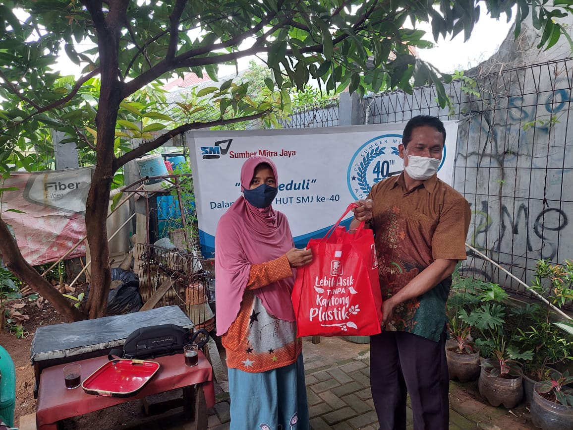 Mitra Jaya Group Bagikan 1.000 Paket Sembako di Jabota