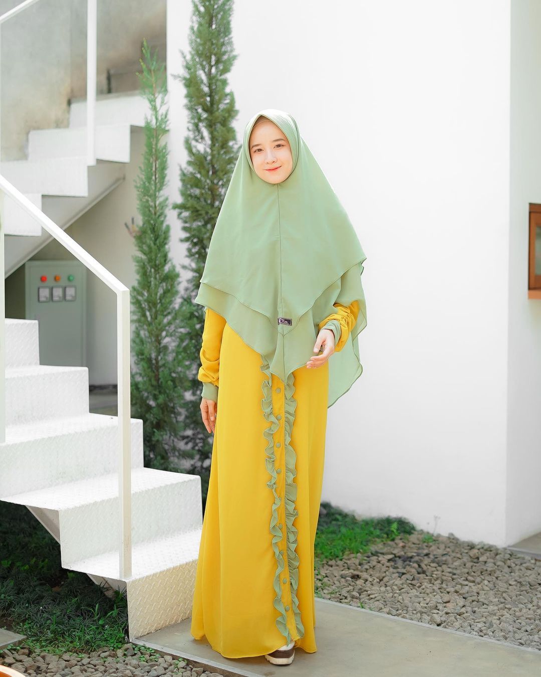 Inspirasi Hijab Panjang bagi Muslimah Muda ala Selebgram