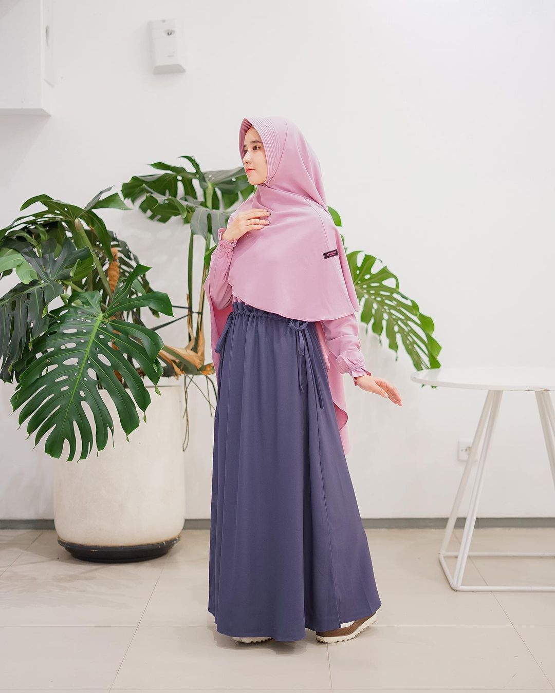 Inspirasi Hijab Panjang bagi Muslimah Muda ala Selebgram
