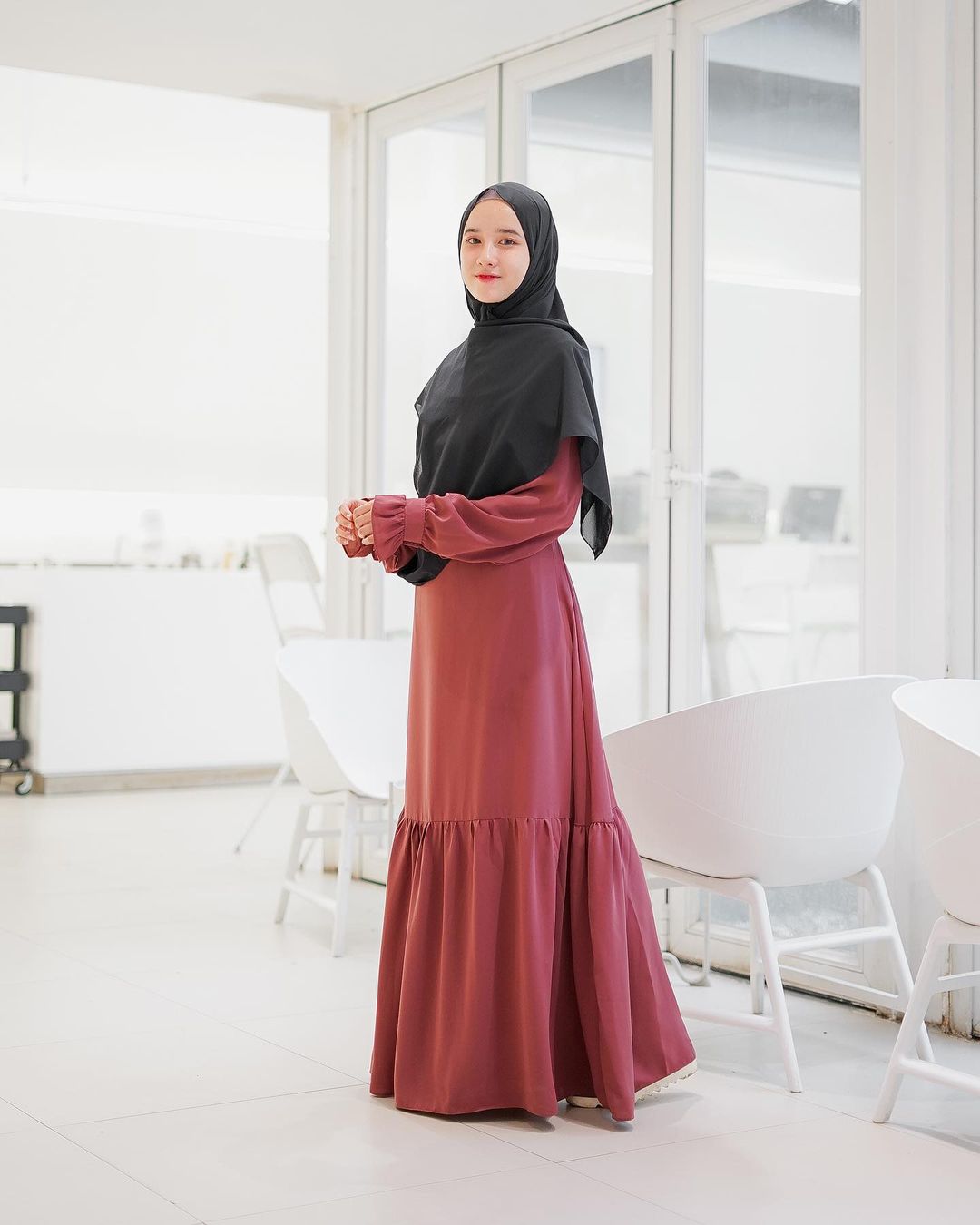 Inspirasi Hijab Panjang bagi Muslimah Muda ala Selebgram