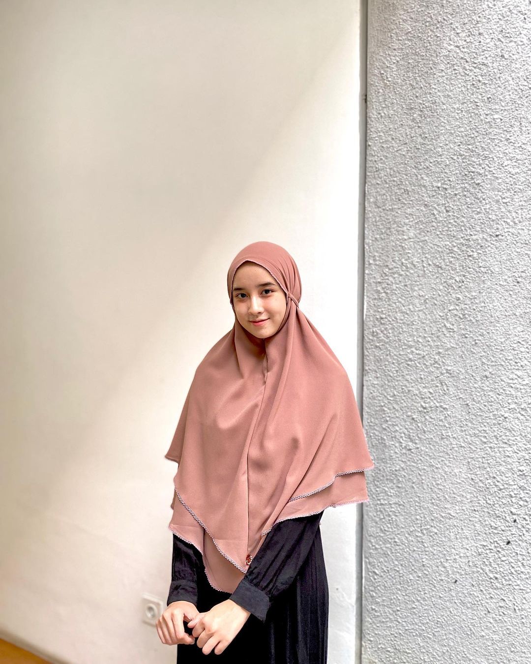 Inspirasi Hijab Panjang bagi Muslimah Muda ala Selebgram