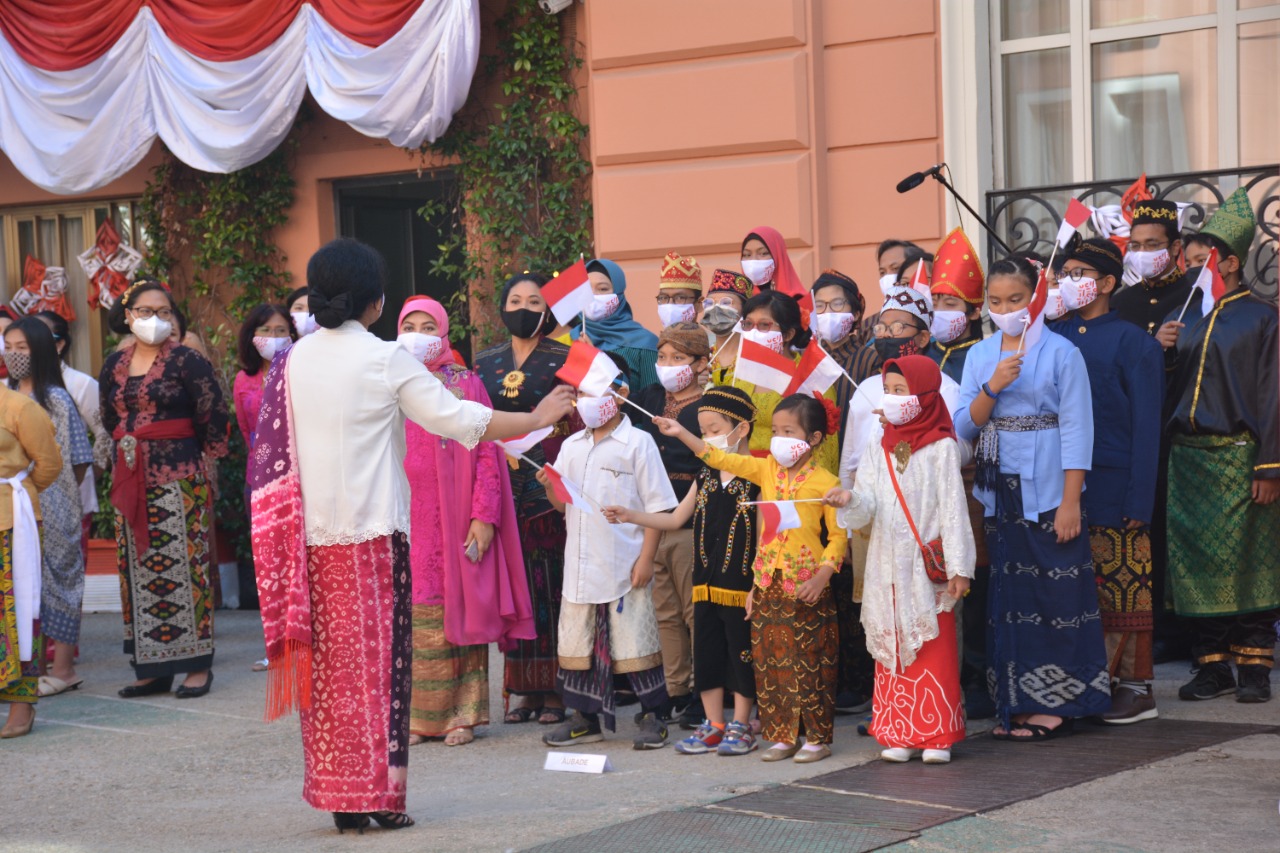 Ragam Pakaian Adat Indonesia Warnai 17 Agustus di Roma