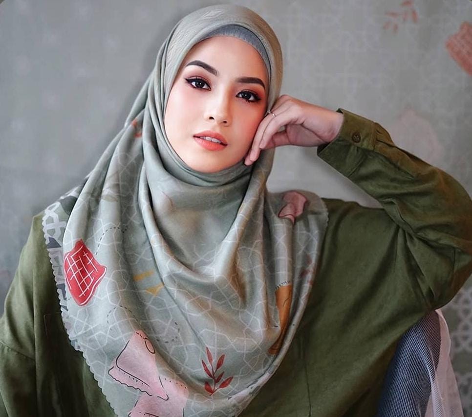 Jarang Muncul di TV,  Artis Cantik Ini Nikmati Berbisnis Mode Muslimah
