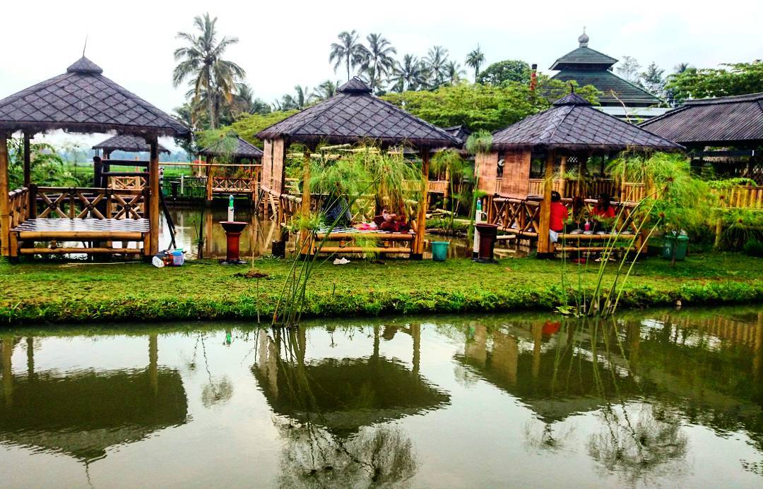 Kampoeng Banyumili, Resto Instagramable Berkonsep Alam Pedesaan
