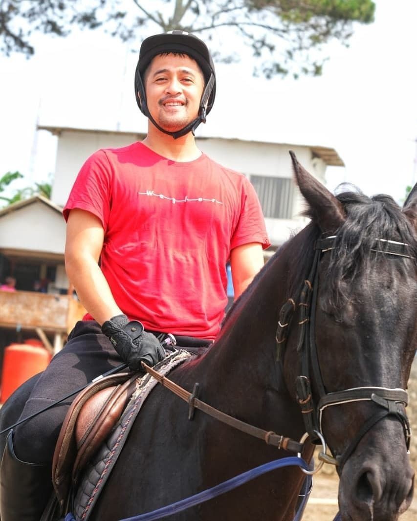 Gaya Keren Selebritas Saat Melakoni Hobi Berkuda