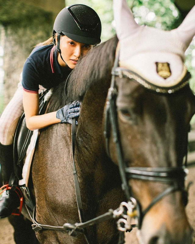 Gaya Keren Selebritas Saat Melakoni Hobi Berkuda