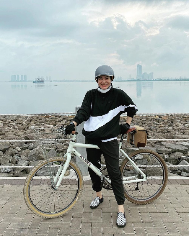 Asyik dan Stylish, Gaya Selebritas Berhijab Saat Gowes