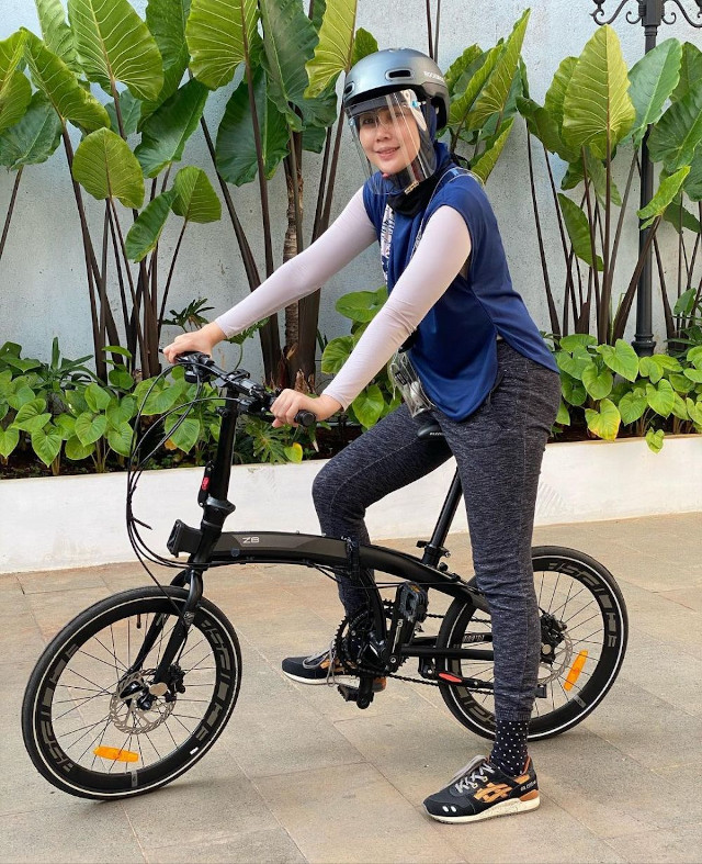 Asyik dan Stylish, Gaya Selebritas Berhijab Saat Gowes
