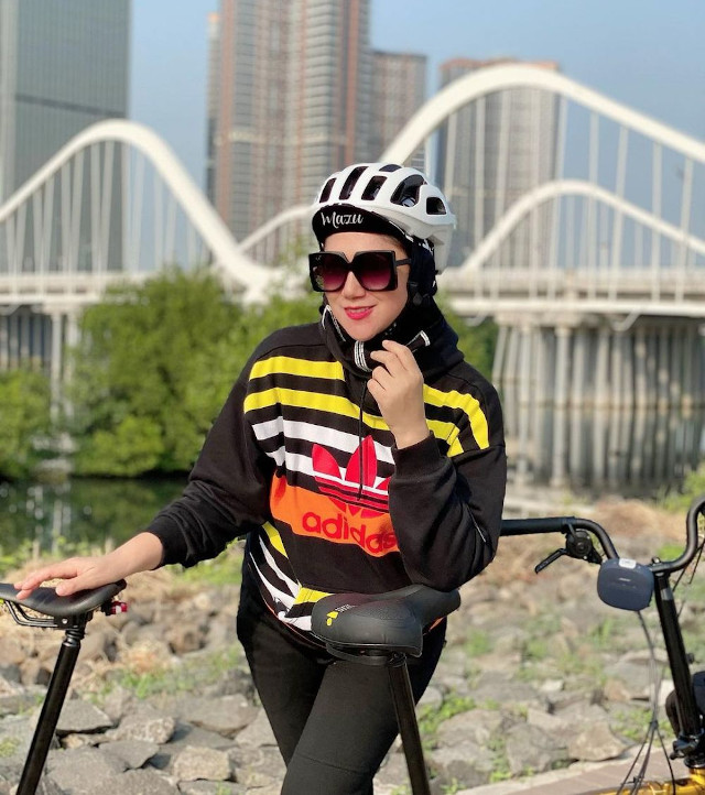 Asyik dan Stylish, Gaya Selebritas Berhijab Saat Gowes