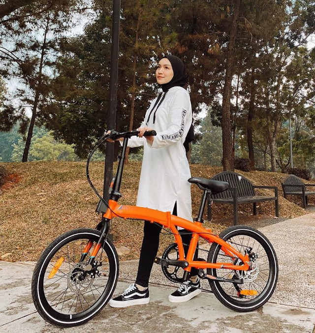 Asyik dan Stylish, Gaya Selebritas Berhijab Saat Gowes