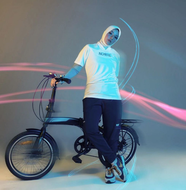 Asyik dan Stylish, Gaya Selebritas Berhijab Saat Gowes