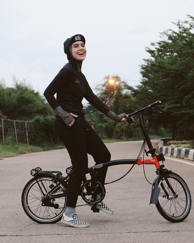 Asyik dan Stylish, Gaya Selebritas Berhijab Saat Gowes
