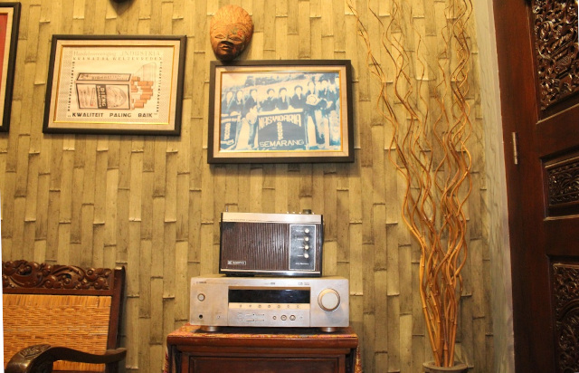 Interior Rasa Lawas lewat Gebyok hingga Poster Jadul dalam Hunian Modern