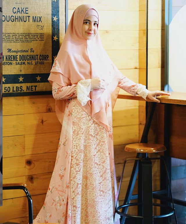 Gaya Anggun Classy Risty Tagor dengan Inner Hijab Kerut
