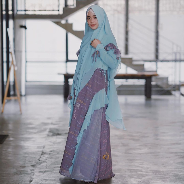 Gaya Anggun Classy Risty Tagor dengan Inner Hijab Kerut