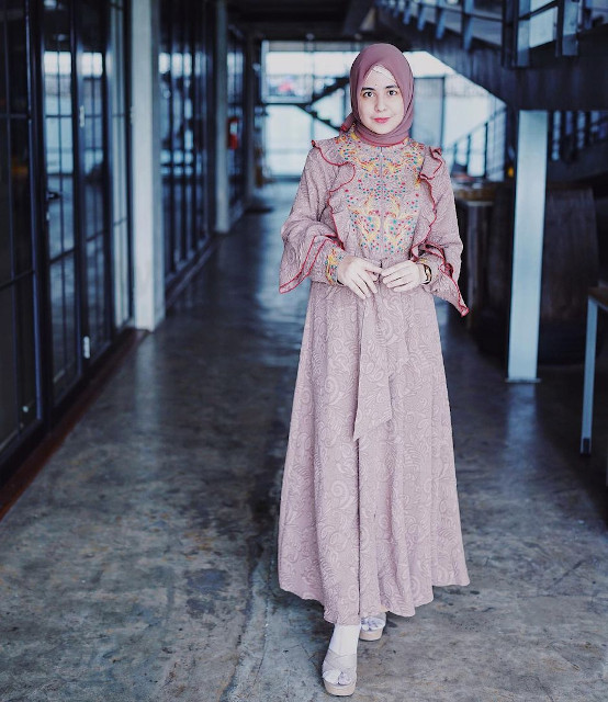 Gaya Anggun Classy Risty Tagor dengan Inner Hijab Kerut