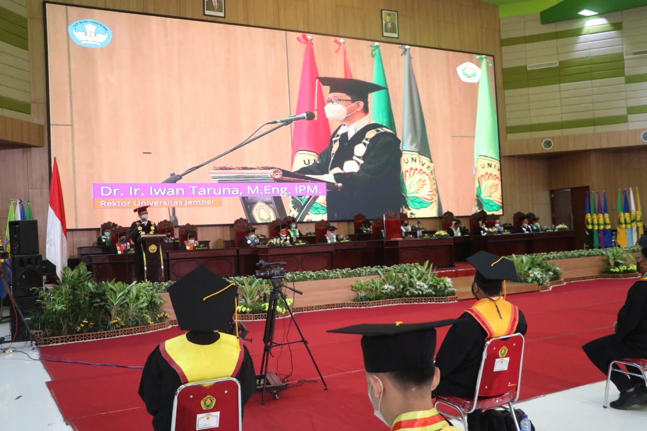 Universitas Jember Gelar Wisuda, Lulusan Terbaik dari Ekonomi Pas-pasan