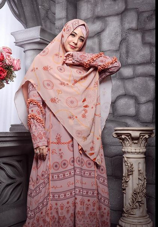 Gaya Anggun Classy Risty Tagor dengan Inner Hijab Kerut