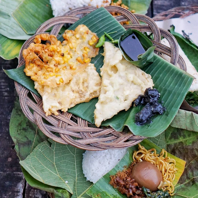 Mampir ke Angkringan Pinggir Sungai ala Majapahit di Semarang