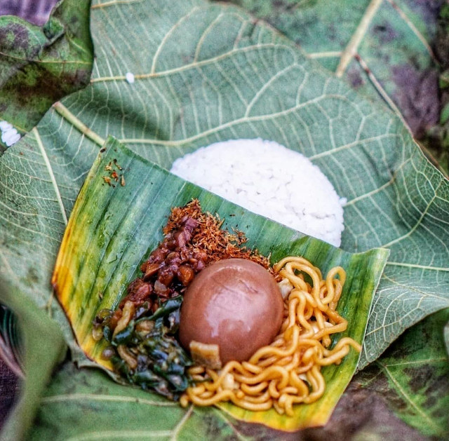 Mampir ke Angkringan Pinggir Sungai ala Majapahit di Semarang