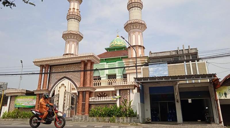 Menilik Indahnya Taqwarrochman,  Masjid Modern Berarsitektur Timur Tengah di Semarang