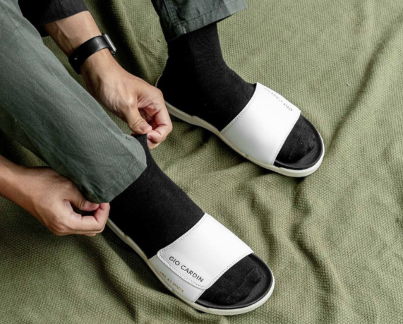 Intip 4 Tipe Sepatu dan Sandal yang Wajib Dimiliki Pria