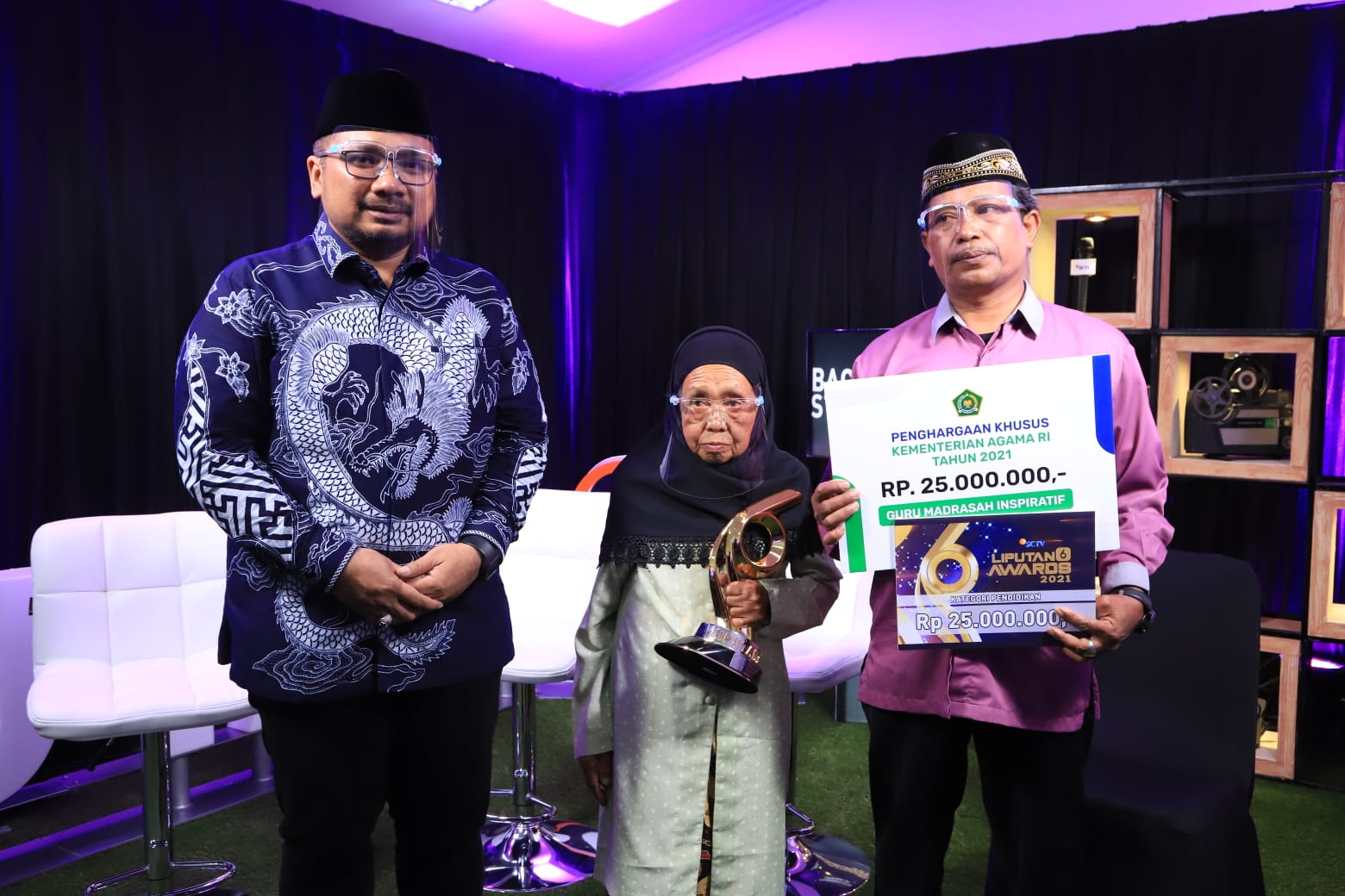 Teladan bagi Pendidik Muda, Begini Dedikasi Bu Neneh dalam Mengajar