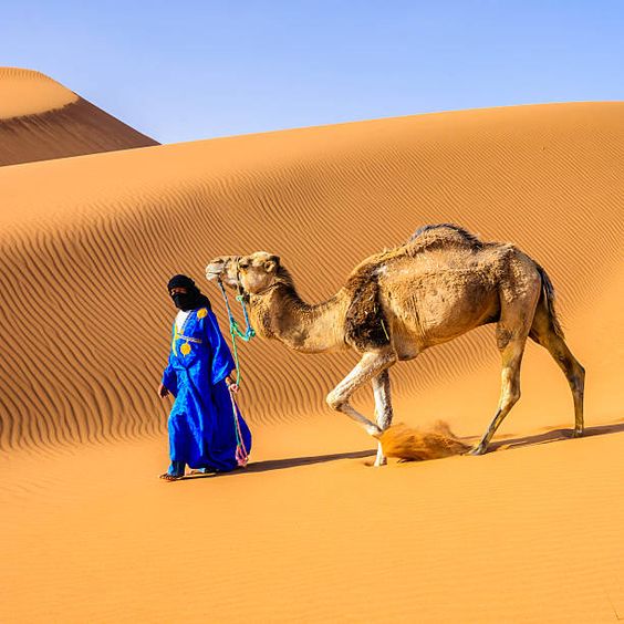Gaun Biru Pria Gurun Sahara, Cermin Budaya yang Masih Melekat