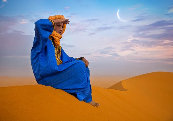 Gaun Biru Pria Gurun Sahara, Cermin Budaya yang Masih Melekat