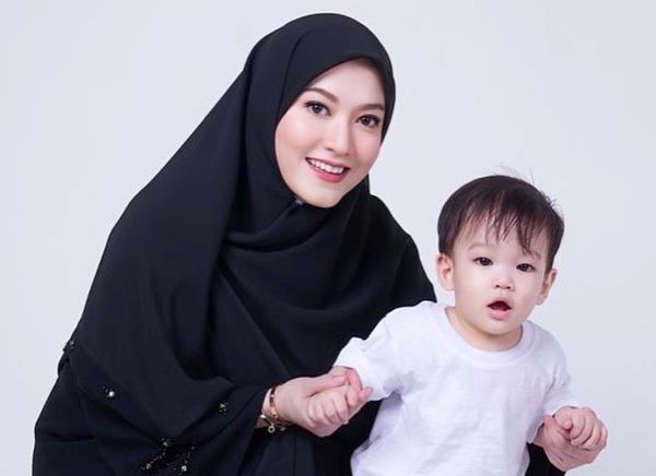 Deretan Artis yang Tetap Cantik Berhijab di Usia 40 Tahun