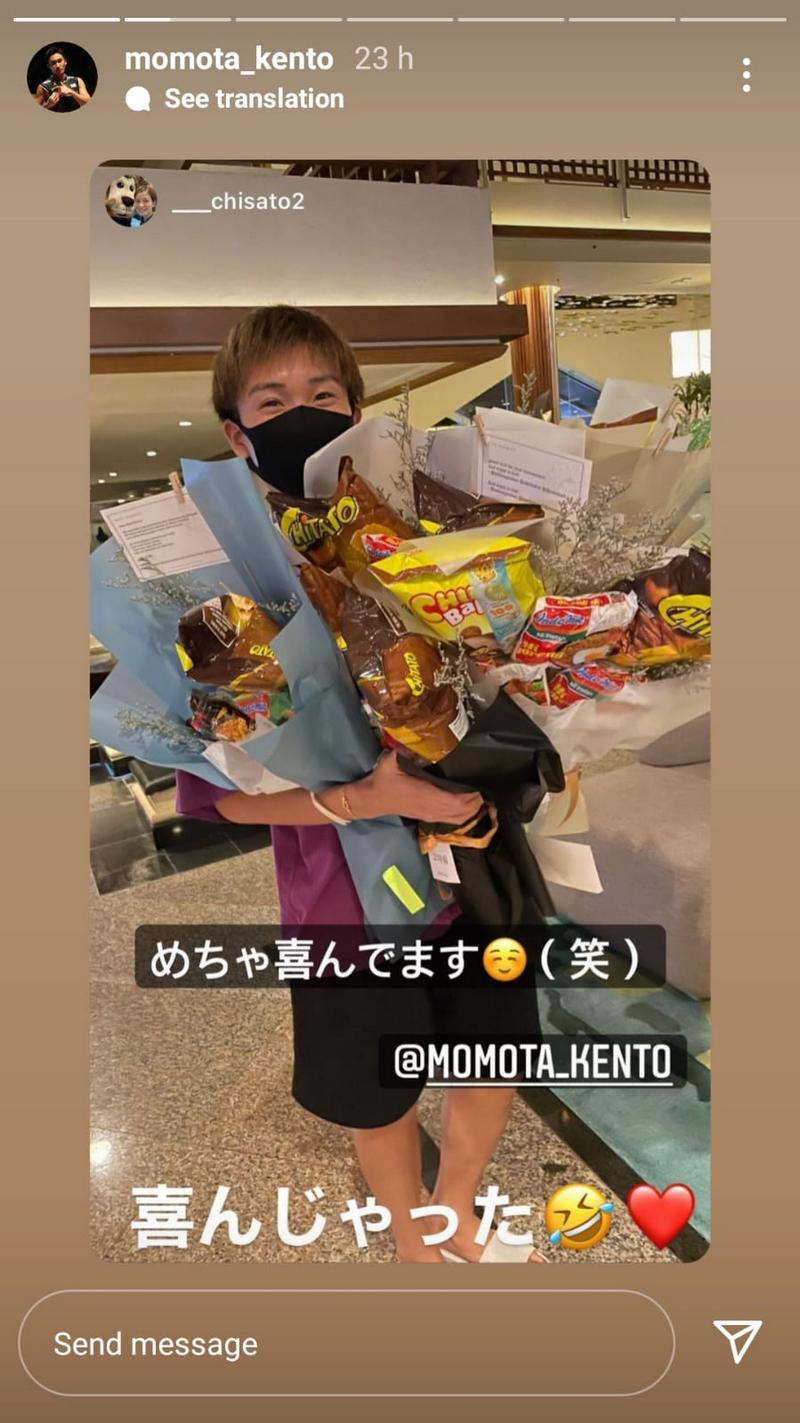 Terima Banyak Hadiah dari Penggemar, Momota: Fans Indonesia Sangat Baik