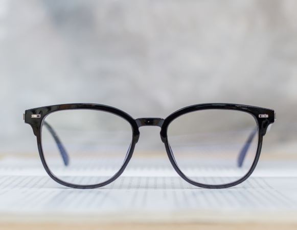 Harus Tahu! Tips Pilih Kacamata untuk Si Wajah Bulat