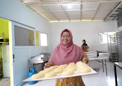 Mundur dari PNS, Kini Sukses Jadi Produsen Donat