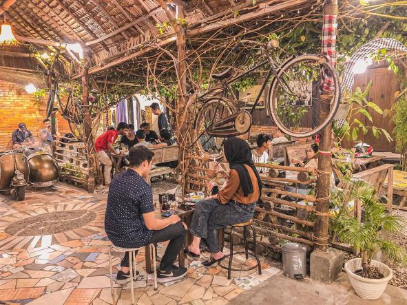 Tak Cuma Asyik Buat Nongkrong, 7 Kafe Konsep Jadul Ini Juga Homey