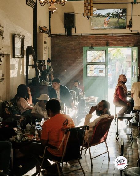 Tak Cuma Asyik Buat Nongkrong, 7 Kafe Konsep Jadul Ini Juga Homey