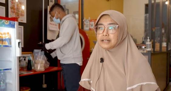 Mundur dari Pegawai Kantoran, Muslimah Ini Sukses Kembangkan Usaha Cilok