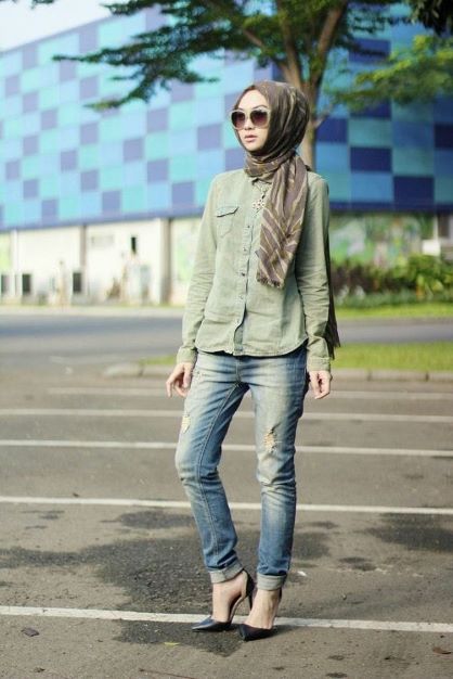 7 Padu Padan Hijab dan Jeans untuk Anda yang Ingin Tampil Muda