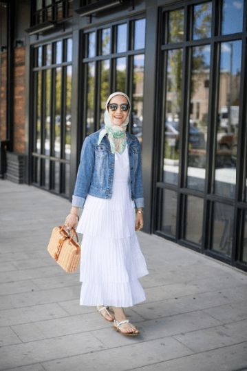 7 Padu Padan Hijab dan Jeans untuk Anda yang Ingin Tampil Muda