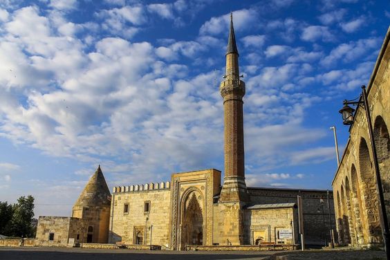 Dari Iran hingga Spanyol, Berikut 7 Masjid Paling Ikonik di Dunia
