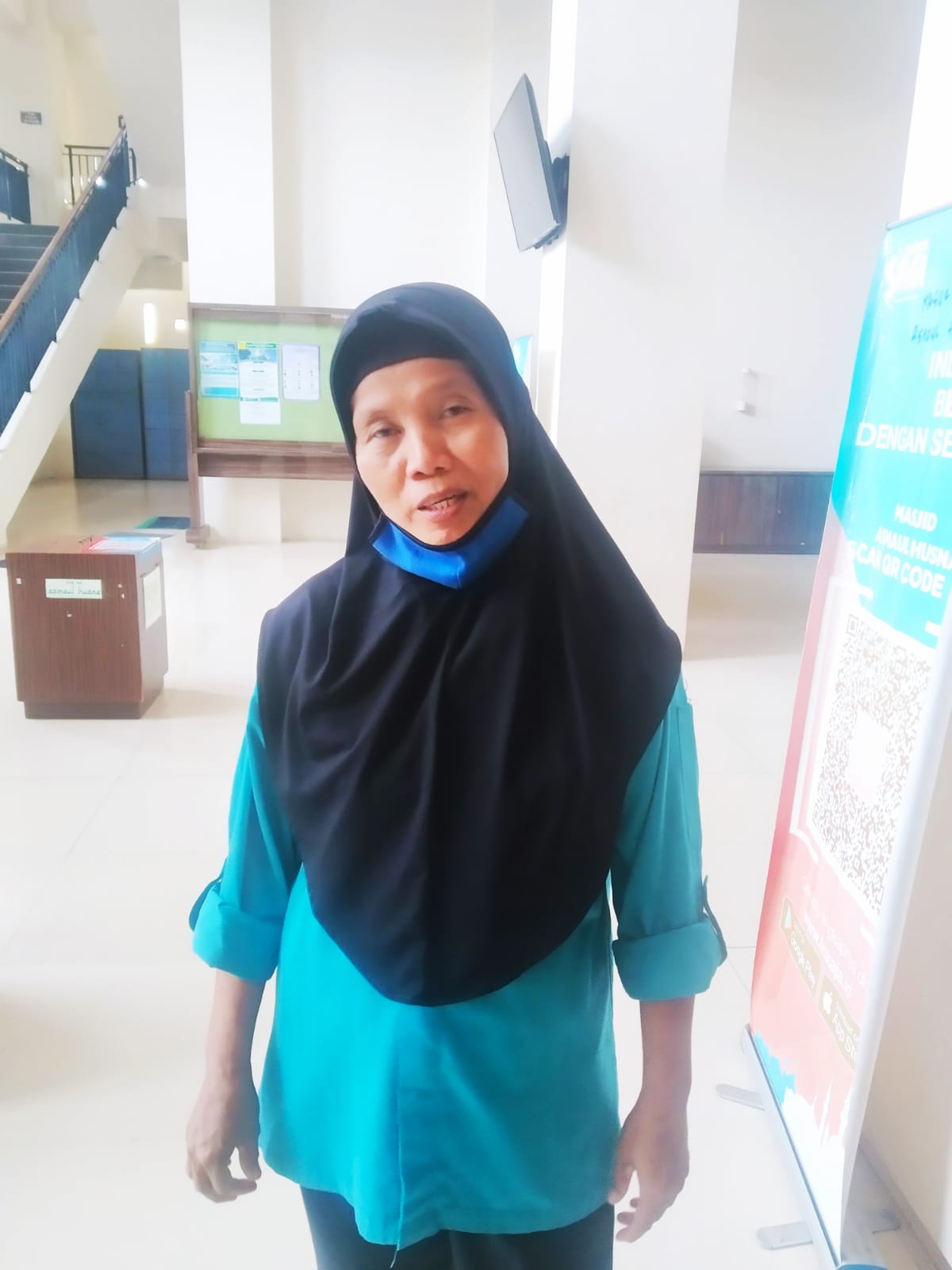 Sempat Diminta Berhenti, Wanita Ini Komitmen Mengabdi di Masjid