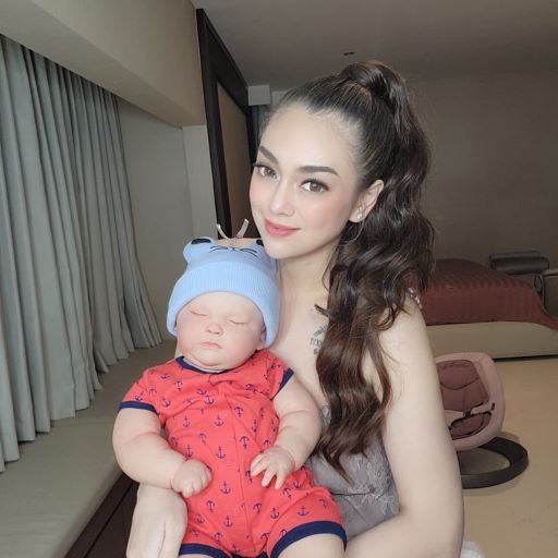 Jajaran Pesohor Pengadopsi Boneka Arwah