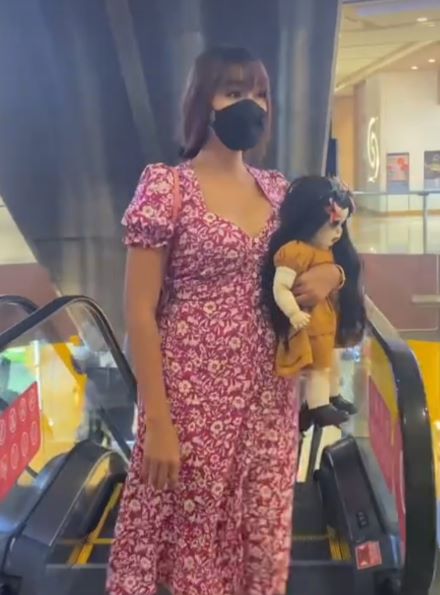 Jajaran Pesohor Pengadopsi Boneka Arwah