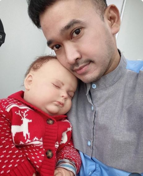 Jajaran Pesohor Pengadopsi Boneka Arwah